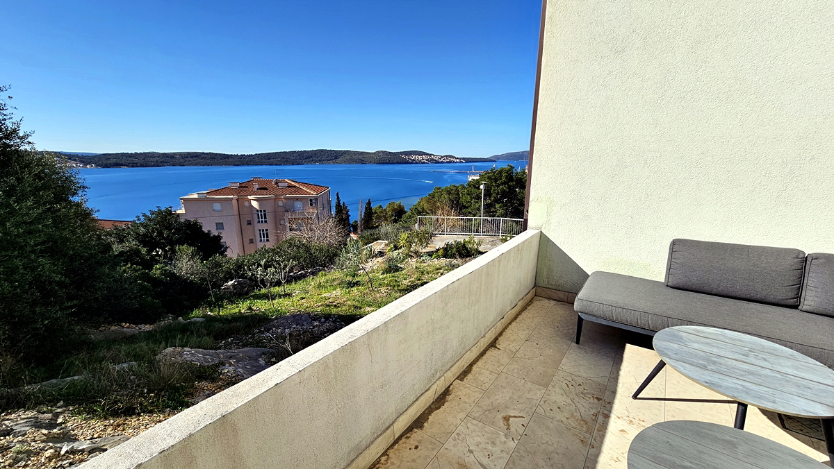 Prostoren dvosobni stan z odprtim pogledom na morje – Trogir, Balan